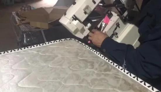 Машина для стежки лент для матрасов цепным стежком